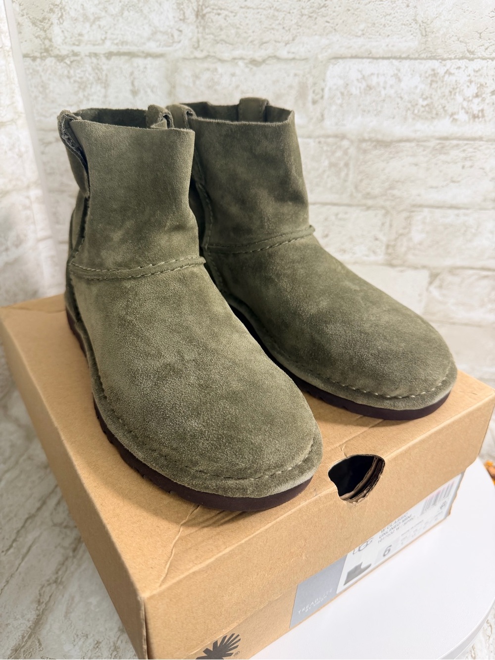 UGG $120 Classic Unlined Mini Olive Green Suede Ankle Booties Women’s Size 6 NIB